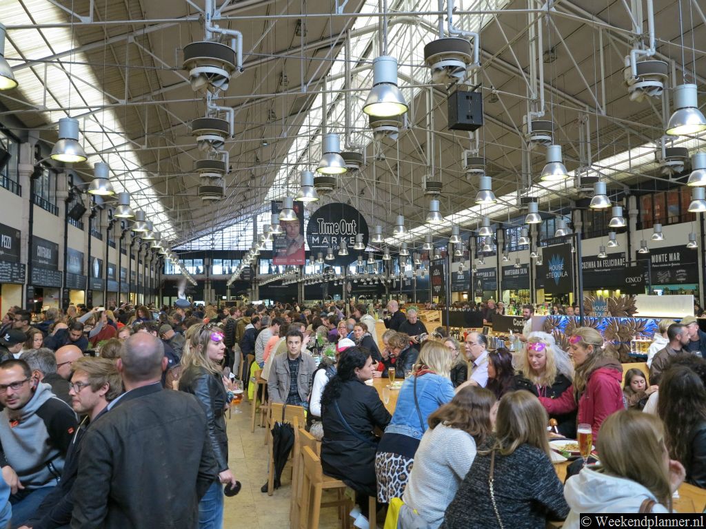 In de markthal Mercado da Ribeira zijn veel eetstalletjes. Je kunt er aan lange tafels eten. het is er wel druk dus een vrij plekje is moeilijk te vinden. De markthal is zeven dagen per week geopend.Metrostation Cais do Sodré.Tip: Lekker eten in de markthal Mercado da Ribeira.